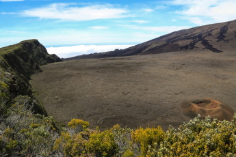 l'Enclos Fouqué (vu sur  la caldeira  et a droite le cratère Formica Leo